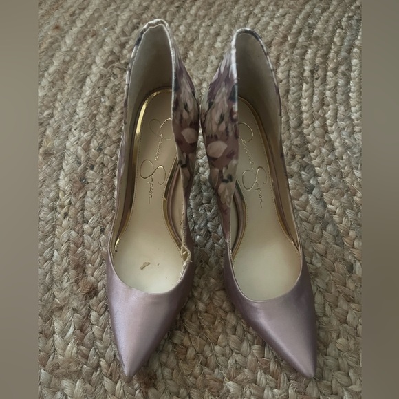 Jessica Simpson Cassani Satin Pump. - Picture 2 of 3